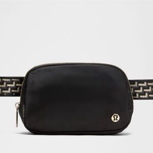 🆕 LULULEMON Everywhere Belt Bag 1L L Monogram Metallic Black/Graphite Grey/Gold